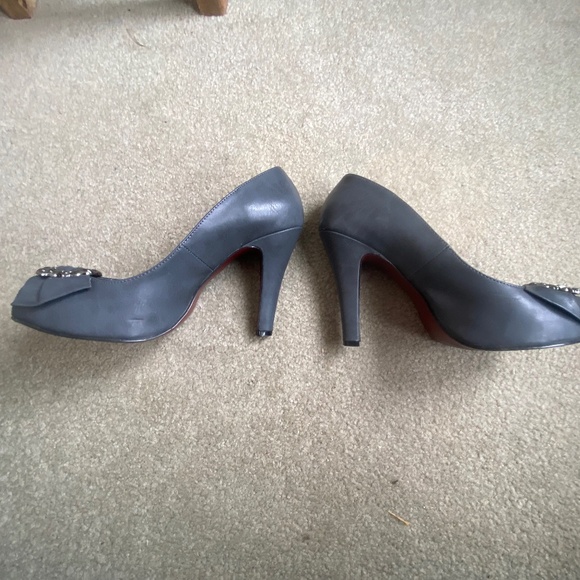 GUC, Le Chateau Grey Open-Toed Heels with Pewter Detailing, Size 8 - Picture 9 of 12